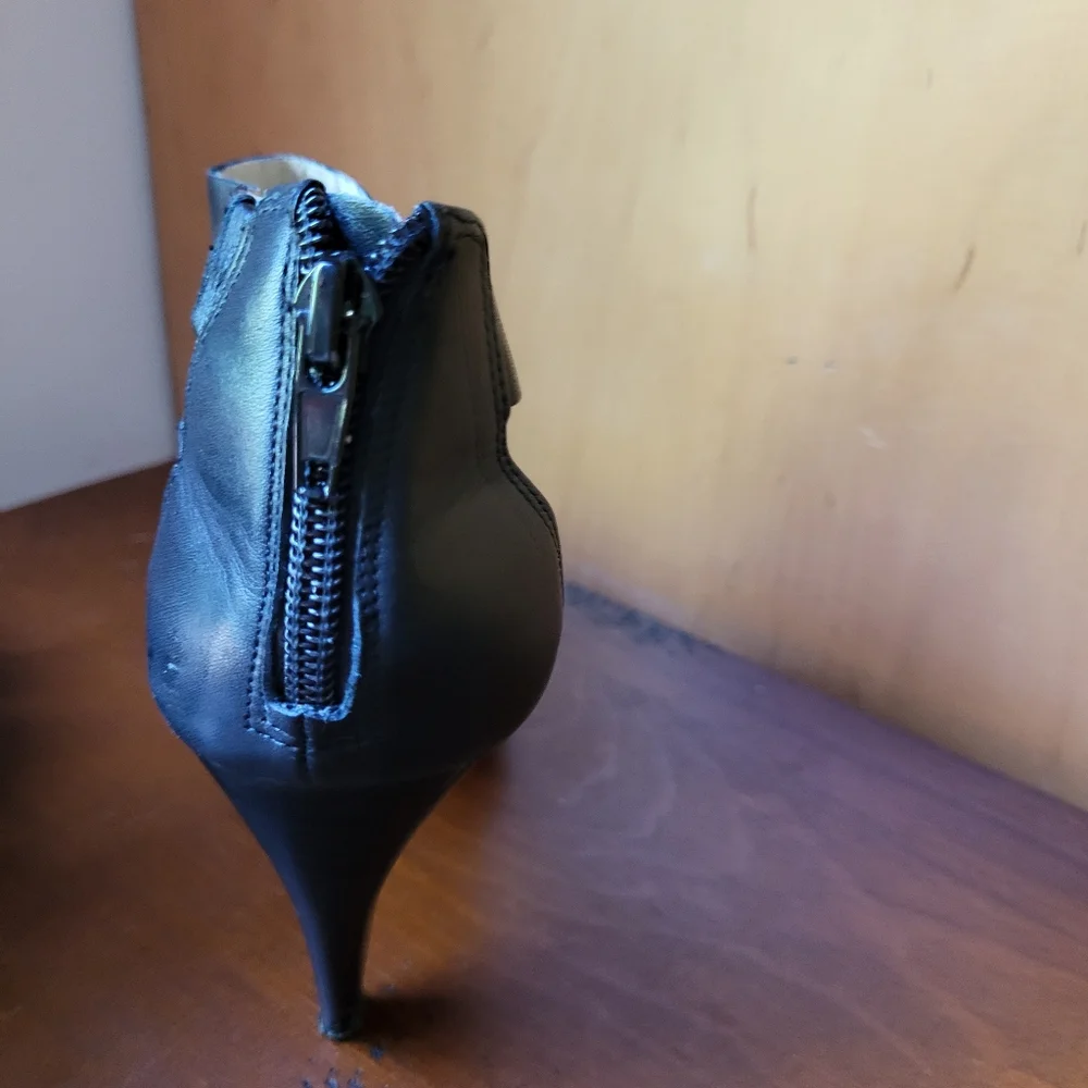 NEW Leather Sandals with Back Zipper - Size 7.5